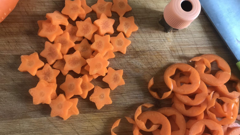 胡萝卜炒虾仁,切片，用模具压成星星的形状，小孩子喜欢吃这样的