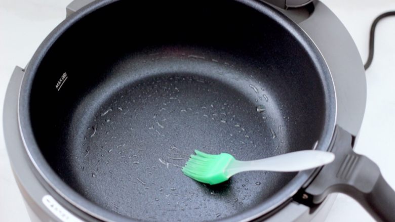 妈妈牌韭菜海虹盒子,锅烧热后，锅底刷一层薄薄的油。
