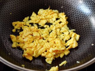 妈妈牌韭菜海虹盒子,锅烧热倒入1勺油烧热，把打散的鸡蛋液倒入后炒熟盛出。