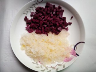 紫薯银耳粥,紫薯去皮洗净切丁，泡好的银耳切碎