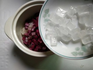 紫薯银耳粥,倒入适量的冰糖