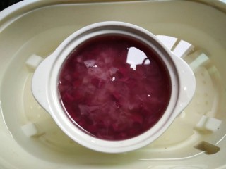 紫薯银耳粥,隔水炖锅内同样放入清水（不要超过水位线上）