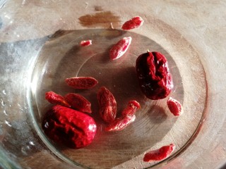 红豆薏米糊,红枣和枸杞子清水洗干净。
