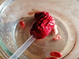 红豆薏米糊,用酸奶管尖的一头插入。