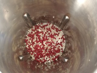红豆薏米糊,红豆和薏仁米放入豆浆机里。