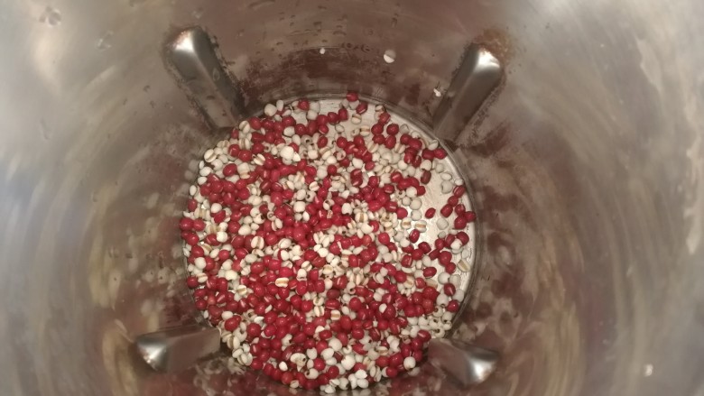 红豆薏米糊,红豆和薏仁米放入豆浆机里。