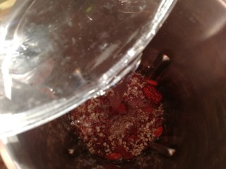 红豆薏米糊,加清水到下水位线一平。