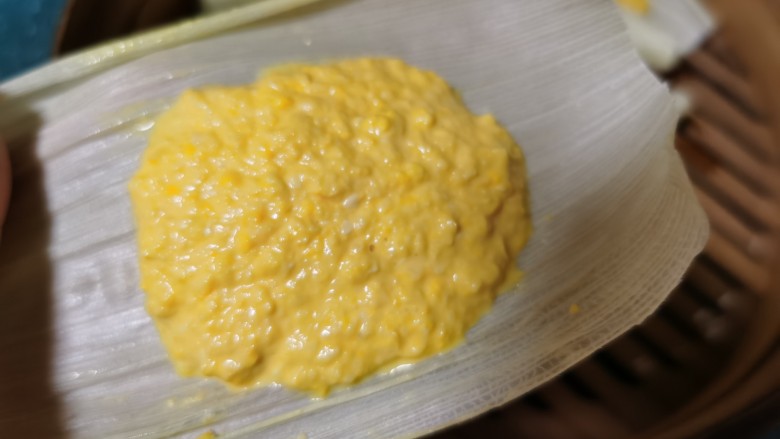 黄金玉米饼,将搅拌均匀的玉米糊用勺子盛放到玉米叶子上。