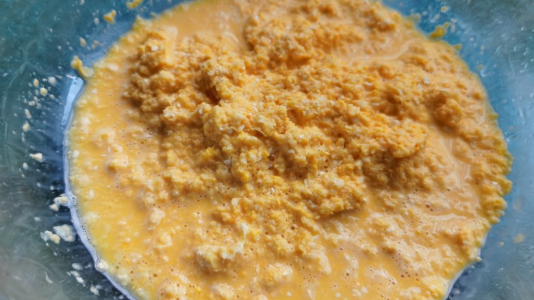 黄金玉米饼,擦好的玉米变成这样的糊状。