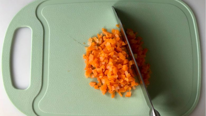 五彩缤纷的杂蔬芝士饭团 ，孩子超喜欢！,胡萝卜也切碎