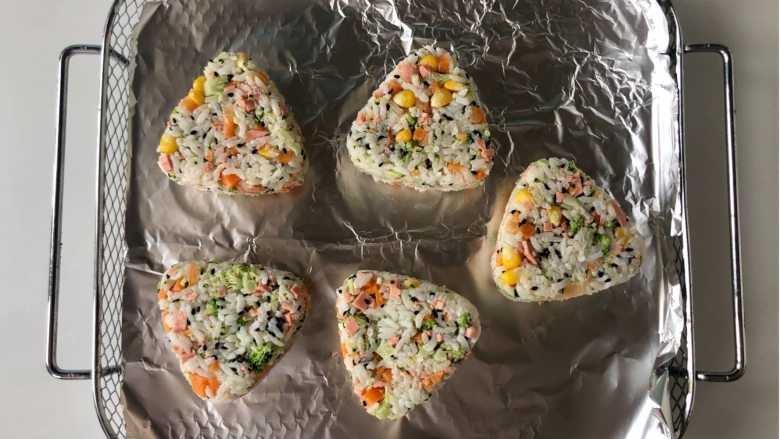 五彩缤纷的杂蔬芝士饭团 ，孩子超喜欢！,把压好的三角饭团放在铺了锡纸的烤网上，烤箱预热180°。