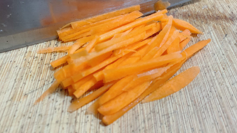 胡萝卜炒虾仁,切丝备用，也可用刨丝器直接削出均匀细丝。
