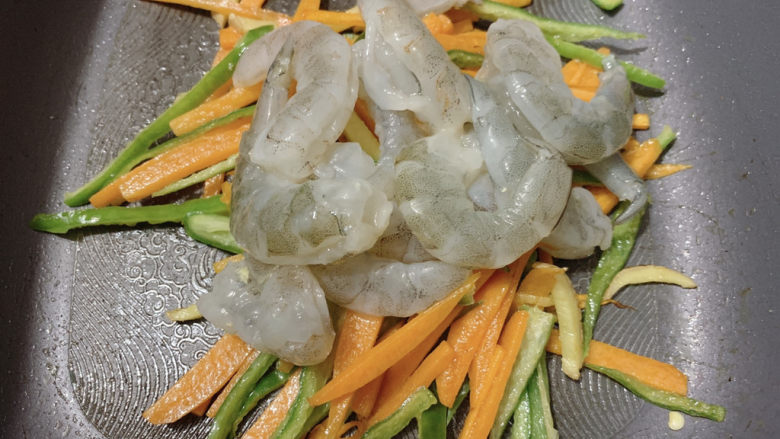 胡萝卜炒虾仁,加入处理好的虾仁。