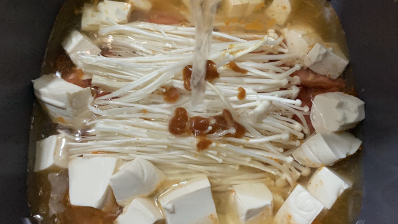金针菇豆腐汤,清水的量，大致没过食材。