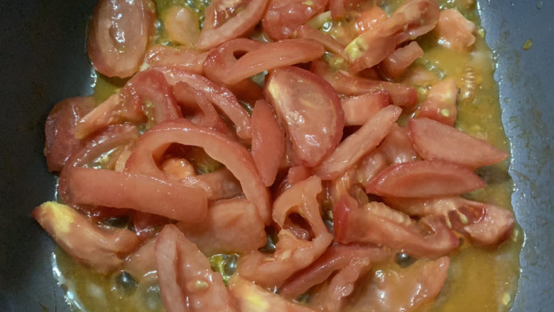 金针菇豆腐汤,加入西红柿块翻炒出汁水。