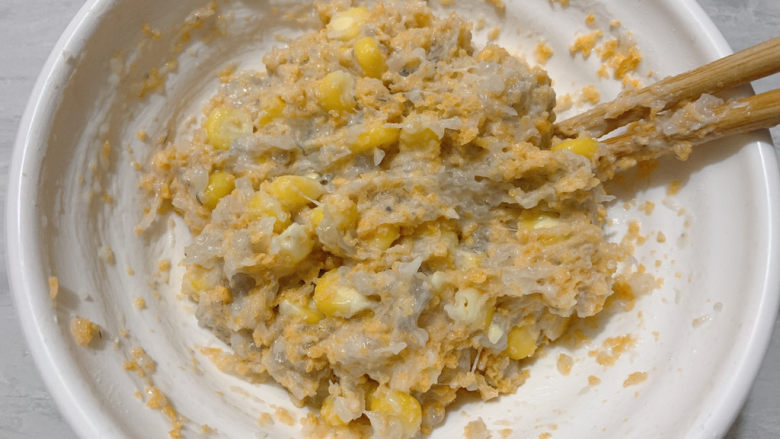 鲜虾玉米饼,如果追求弹性的口感，可增加上手“砸”虾泥的环节。
