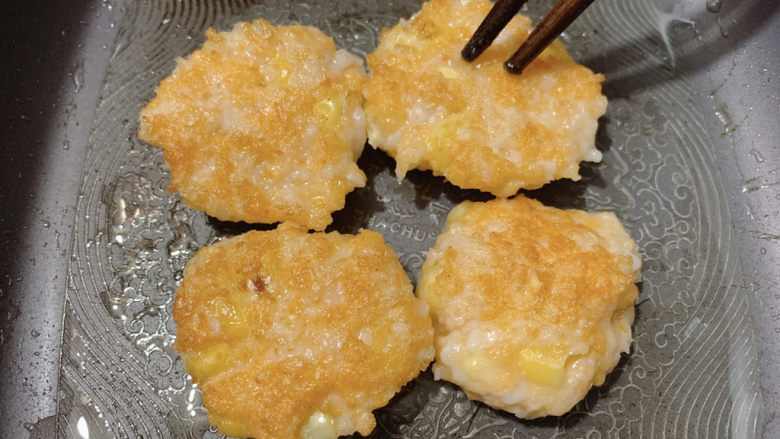 鲜虾玉米饼,煎制两面金黄后，再多30～40秒左右，即可出锅。