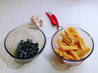 黄瓜拌腐竹,准备食材。