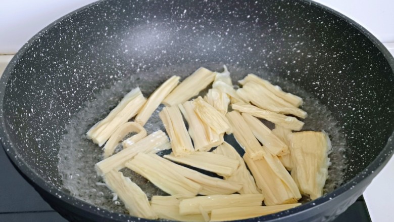 黄瓜拌腐竹,将腐竹焯水；锅中加入水烧开后，下腐竹，煮1分钟捞出淋干水分。