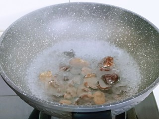 黄瓜拌腐竹,泡发的木耳焯水，水开后煮1分钟捞出淋干水分。