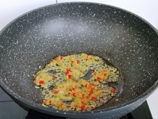 黄瓜拌腐竹,起油锅，加入搅碎的蒜蓉辣椒煸炒出香味，关火。