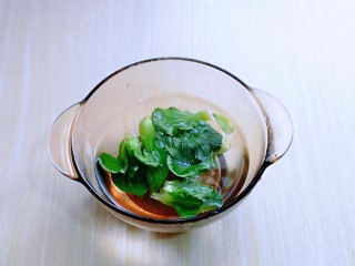 金针菇豆腐汤,菜心冷水你干净，再用热水泡8分钟，捞出再切碎。