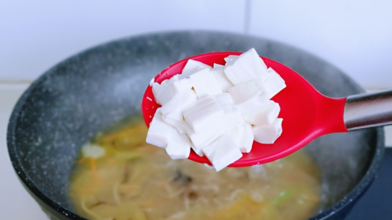 金针菇豆腐汤,加入切好的豆腐，再煮 2分钟。