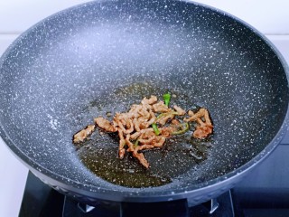 金针菇豆腐汤,起油锅，放入肉丝翻炒。