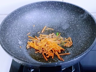 金针菇豆腐汤,加入胡萝卜小火翻炒。