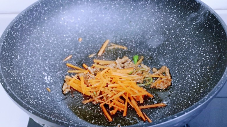 金针菇豆腐汤,加入胡萝卜小火翻炒。