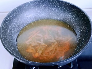 金针菇豆腐汤,在加入300g-350g纯净水。