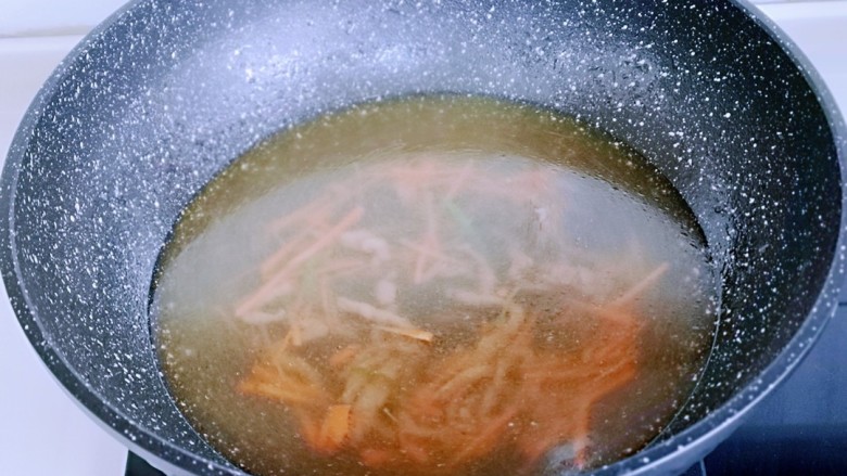 金针菇豆腐汤,在加入300g-350g纯净水。