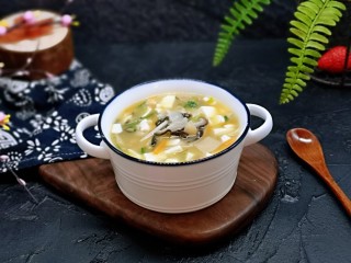 金针菇豆腐汤,盛出装入汤碗。