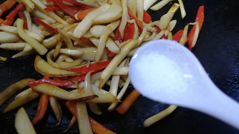 小炒杏鲍菇,半勺盐入味。