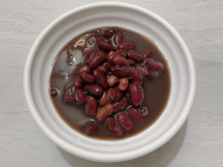 红豆薏米糊,大红豆提前泡发半小时，加水进高压锅炖烂，出沙。