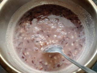 红豆薏米糊,过程中，用汤勺不断搅拌，防止逐渐粘稠的汤汁糊锅。