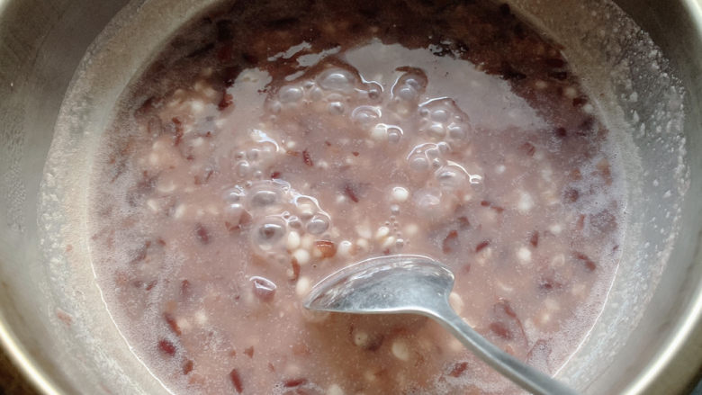 红豆薏米糊,过程中，用汤勺不断搅拌，防止逐渐粘稠的汤汁糊锅。