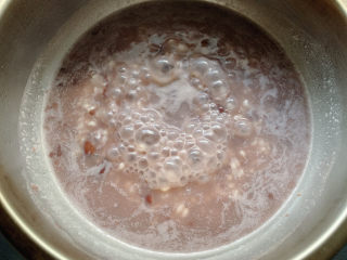 红豆薏米糊,沸腾后，再多煮一会儿，让汤水有所收干。