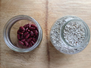 红豆薏米糊,食材如图，所示示意。大红豆、薏米仁。