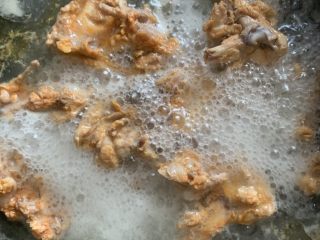 鸡架炖土豆,煮第一次水倒掉