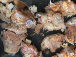 鸡架炖土豆,用奥尔良料腌制