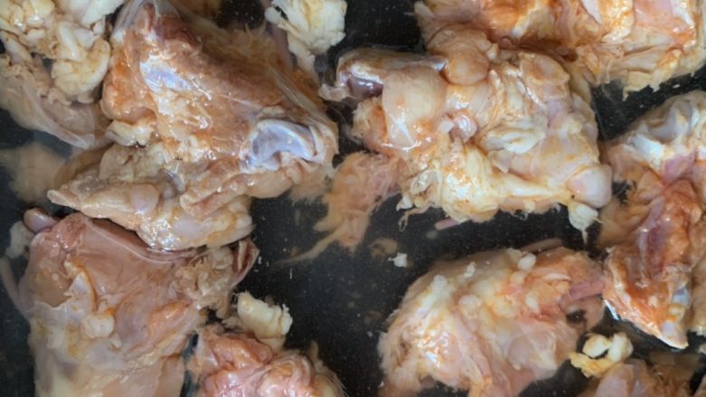 鸡架炖土豆,用奥尔良料腌制