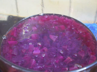 紫薯银耳粥,炖煮至冰糖融化，紫薯软烂