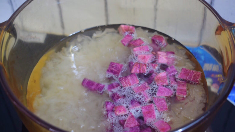 紫薯银耳粥,放入紫薯炖煮20分钟