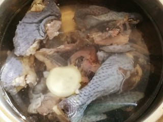 虫草花乌鸡汤,乌鸡冷水放入锅里，放一片姜。