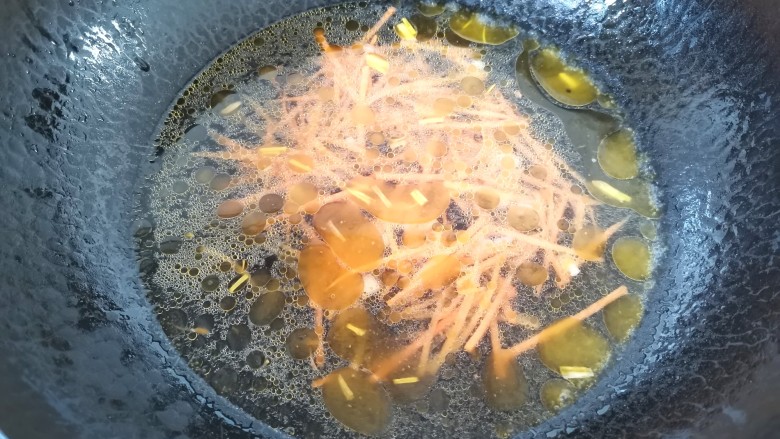 金针菇豆腐汤,加入适量的温水