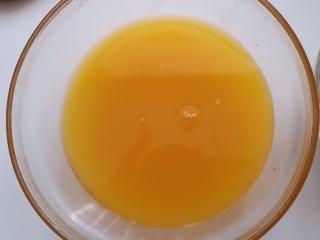 缤纷水果西米露,芒果取3/4的部分倒入料理机，加少量的水，打成果泥。