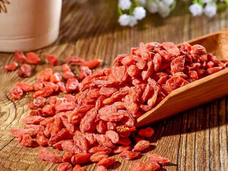 红豆薏米糊,枸杞子一般正常晾干的颜色不会特别鲜艳。