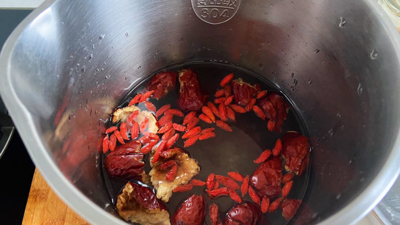 红豆薏米糊,把所有材料倒入破壁机中，按照破壁机的水量，倒入合适的水。