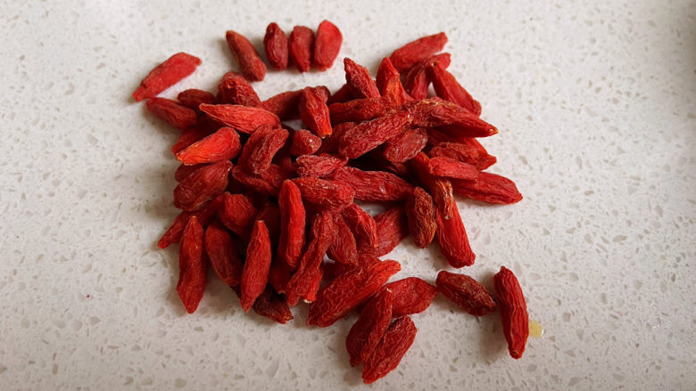 红豆薏米糊,枸杞子的挑选可以网上查一查，有的枸杞子是用化学成分熏出来的。